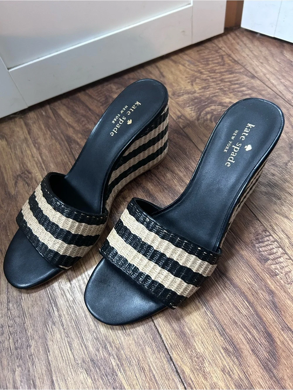 Kate Spade New York Linda Wedge Sandals Size 7.5 black & natural woven raffia